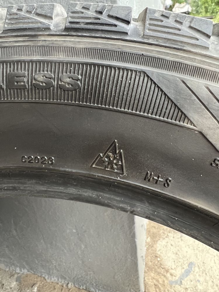 Продам 4 зиминее ризину 205/55/16 DUNLOP