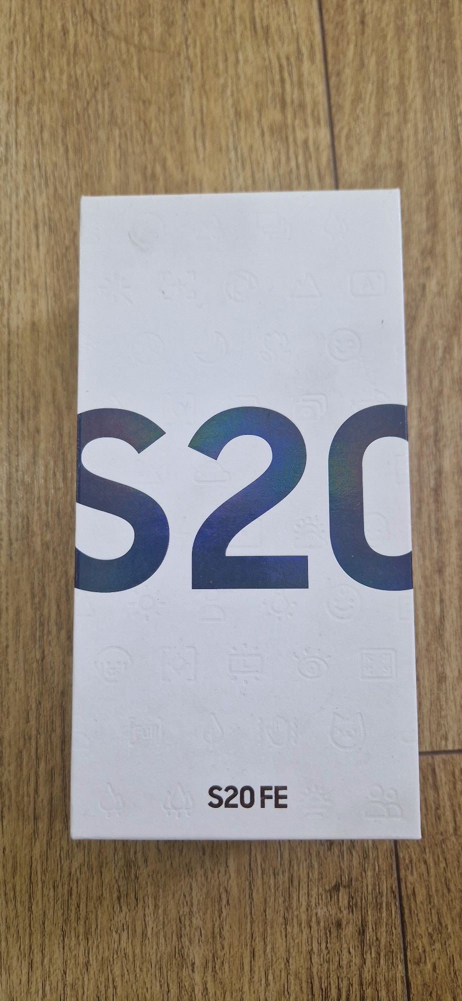 Продам телефлн SAMSUNG S20 FE