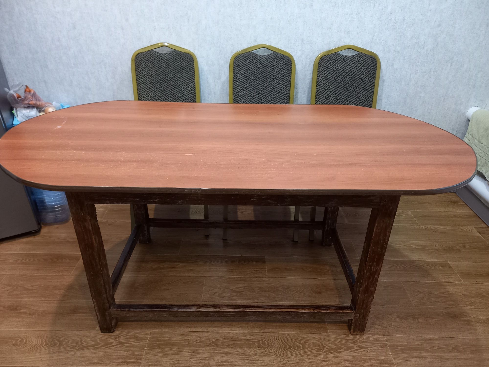 Срочно продам стол в городе