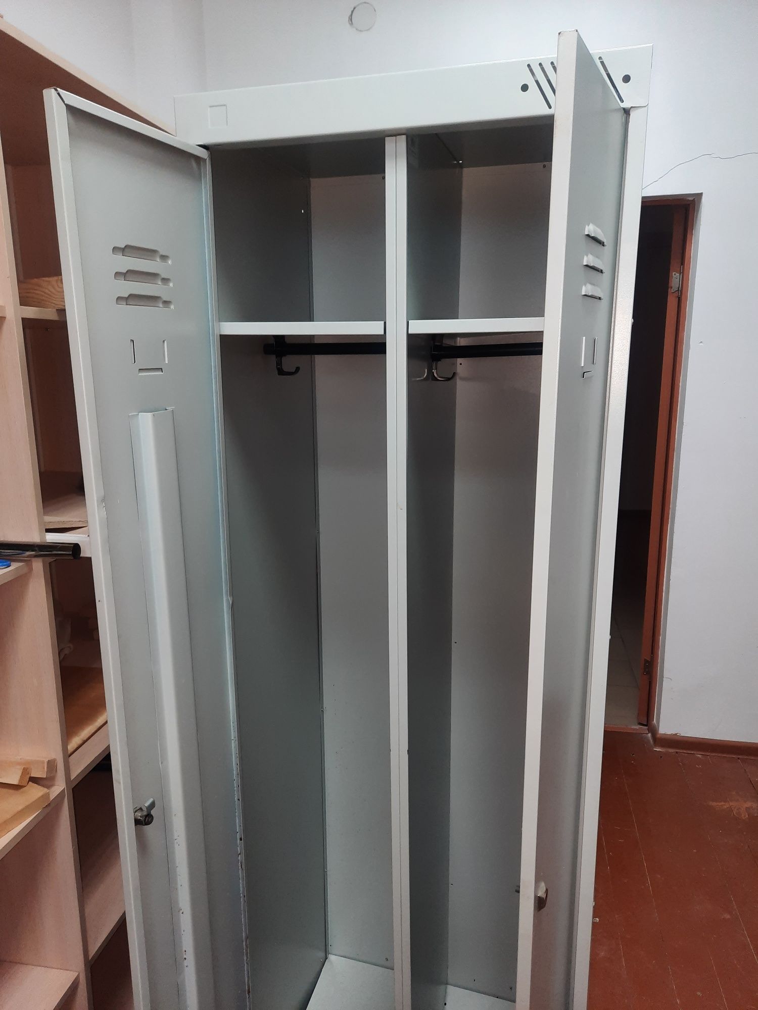 Срочно продам металлический шкаф для одежды