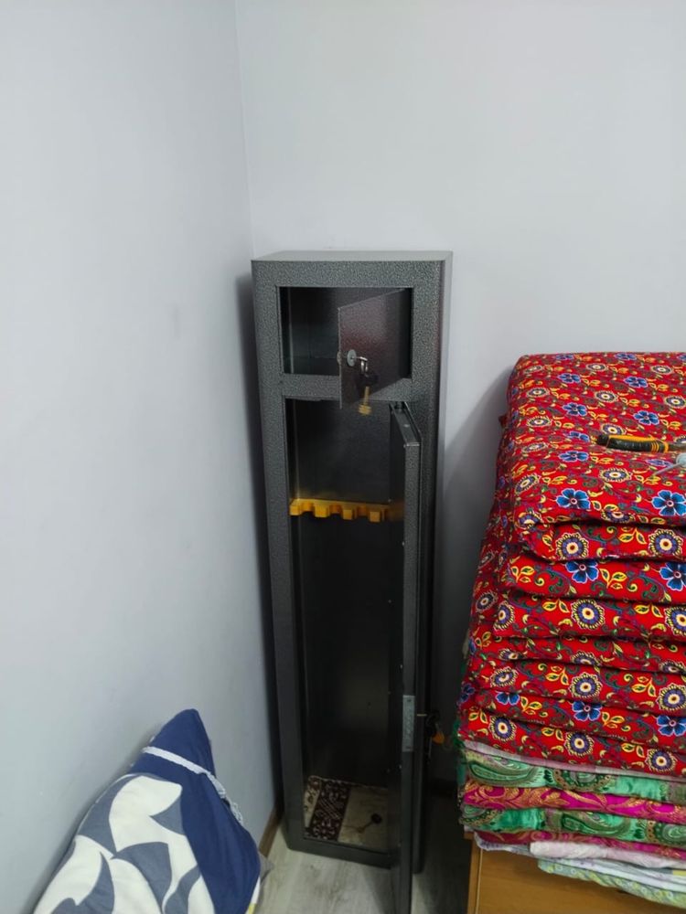 Продается заводской сейф