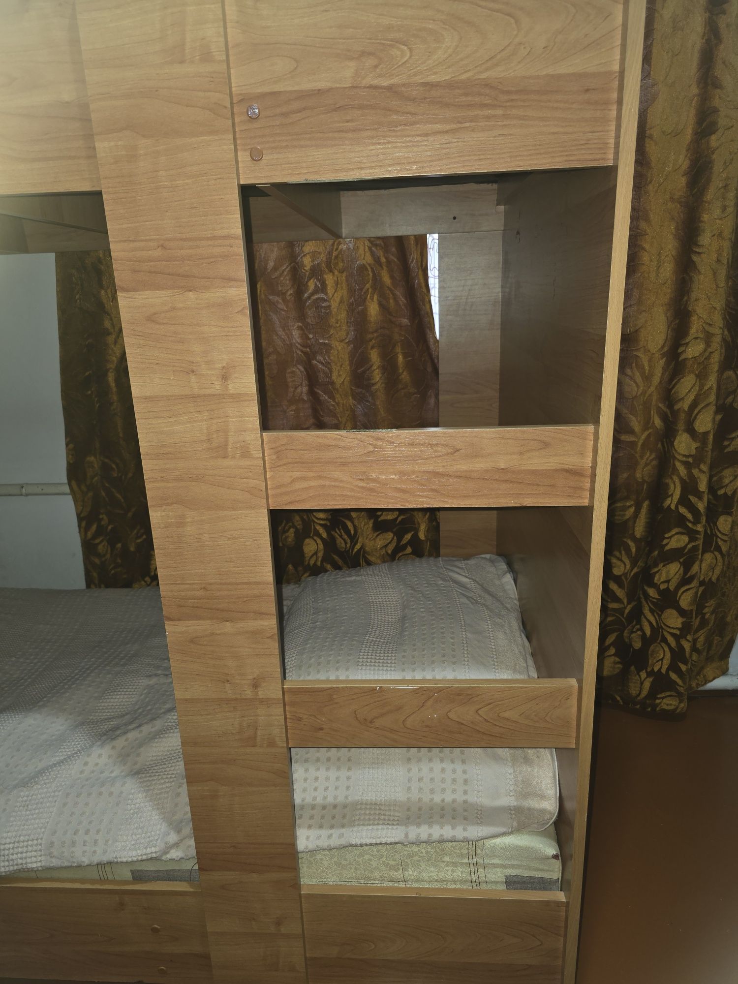 Двухъярусновая  кровать из натурального дерева !