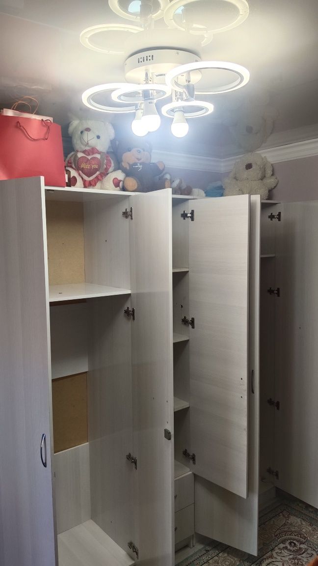 Шифонер 5 дверный , кроват и письменный стол