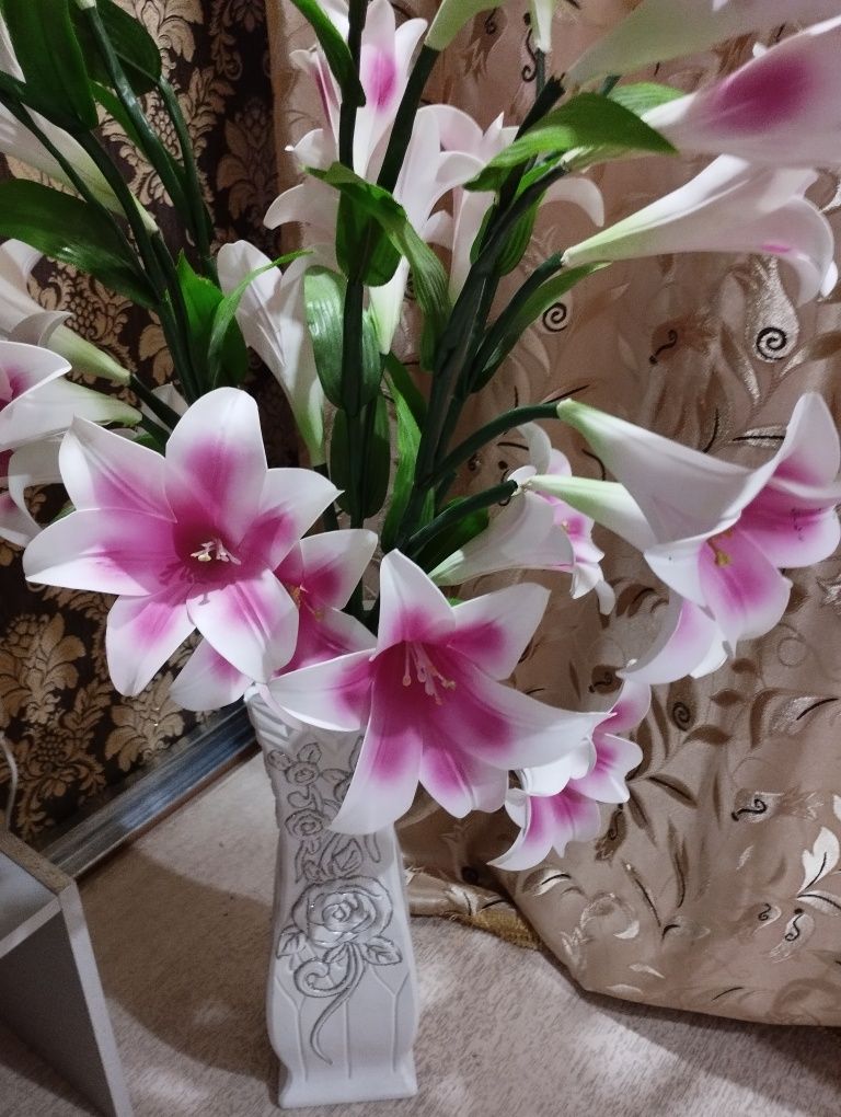 Продам Вазу с гравировкой ,с цветами .