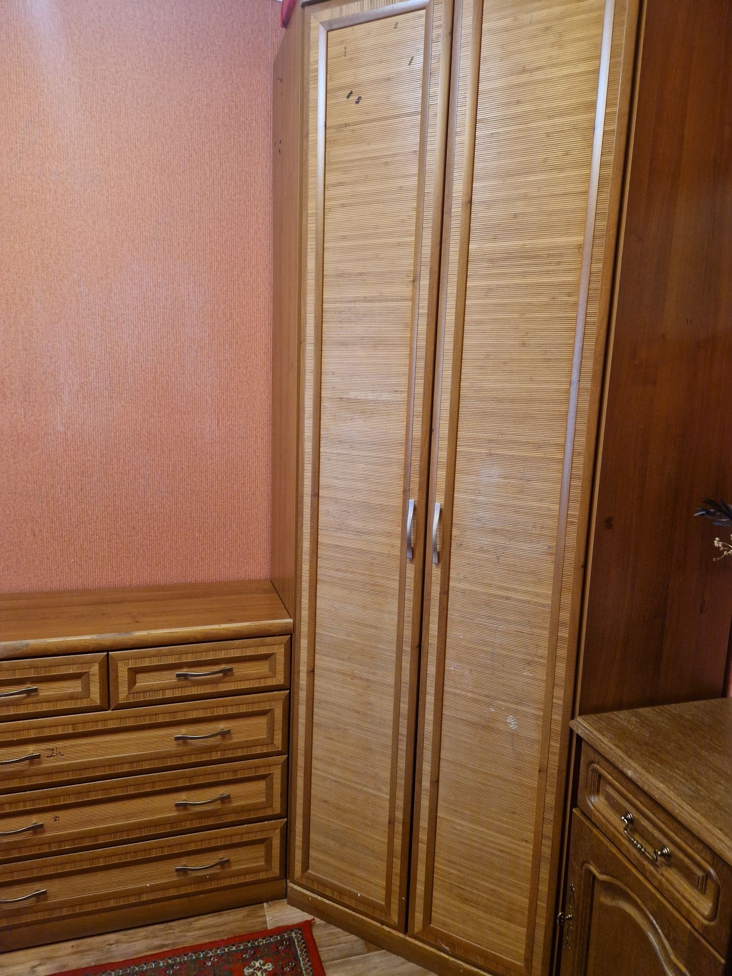 Продам шкаф угловой с комодом