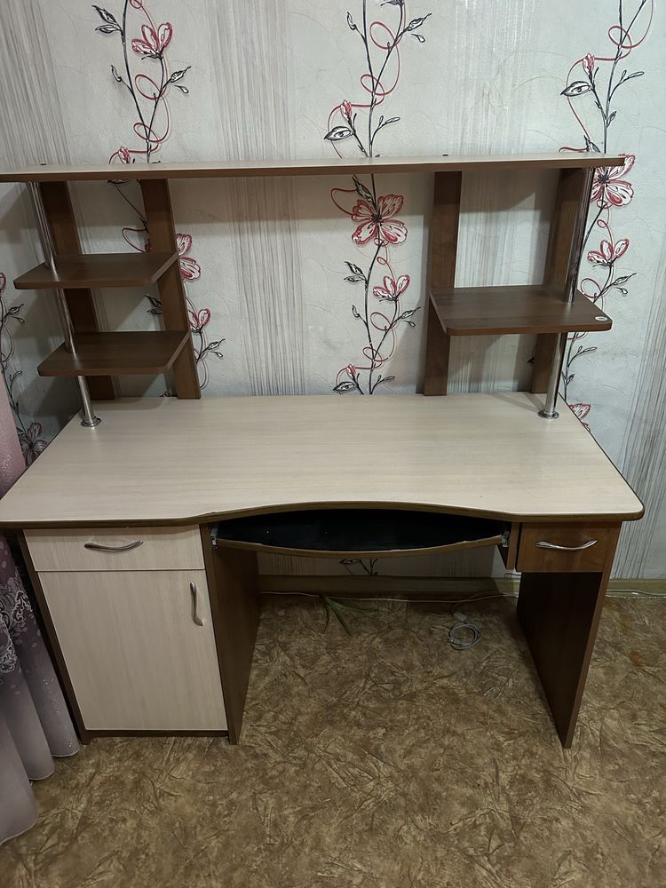 Продам компьютерный стол