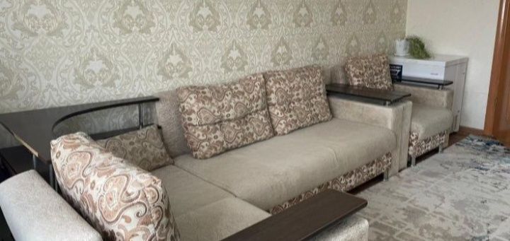 Светлый уговой диван 
Размер: дивана 2,5
Кресло 95см