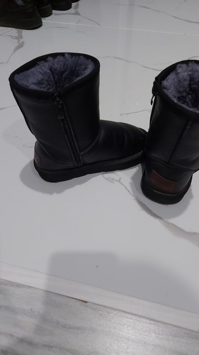 Продам детские зимние угги