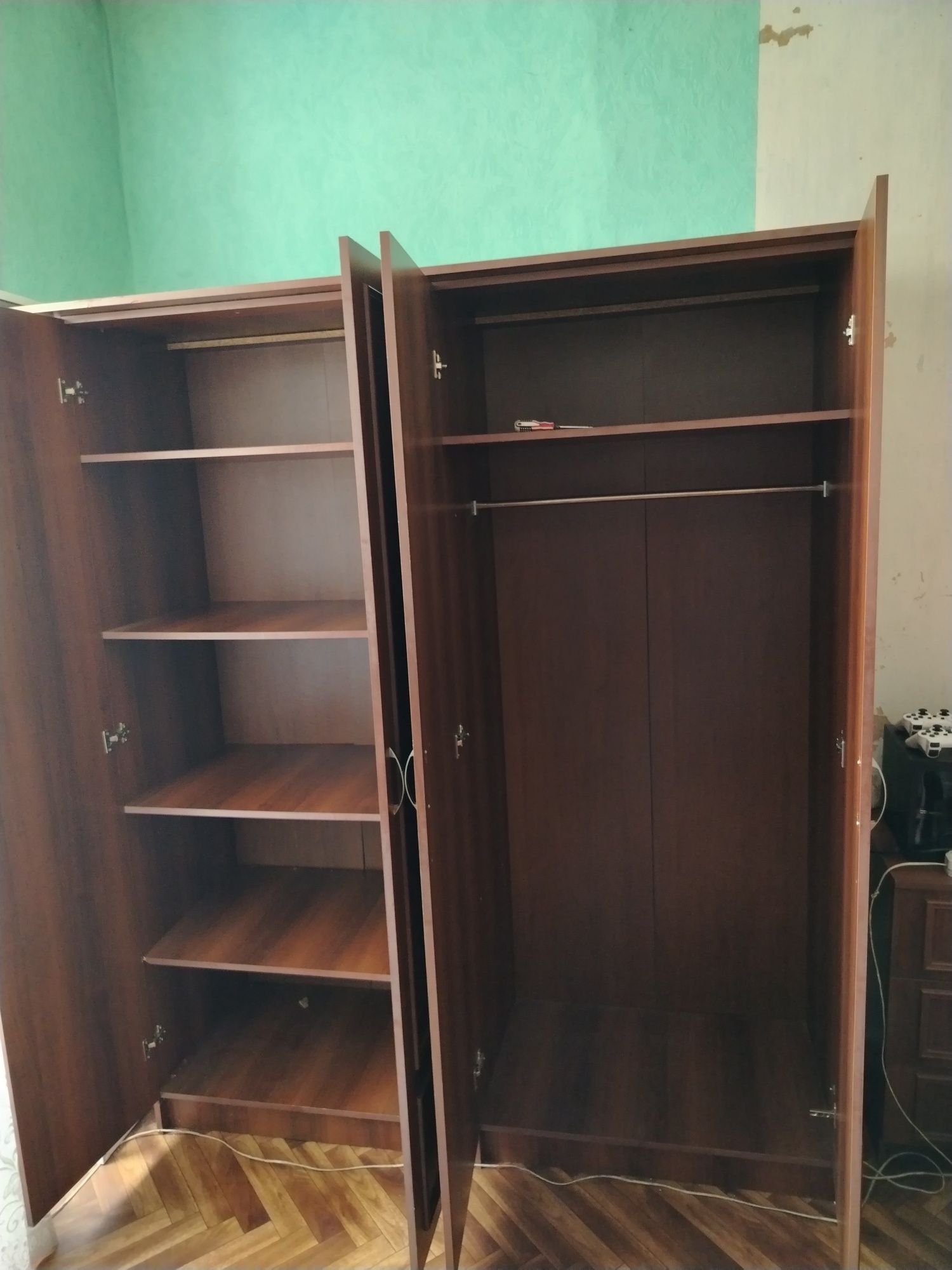 Продаётся шкаф комнатный
