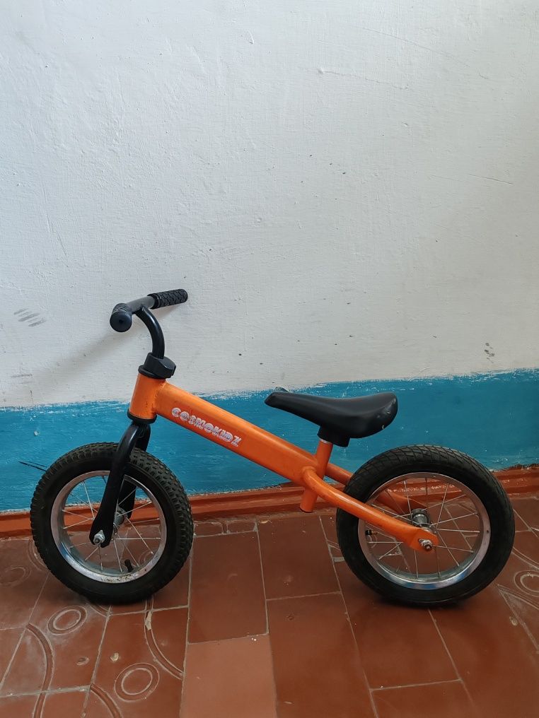 Продам беговел Cosmokidz