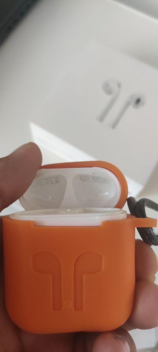 Продам оригинал кейс от Airpods 2