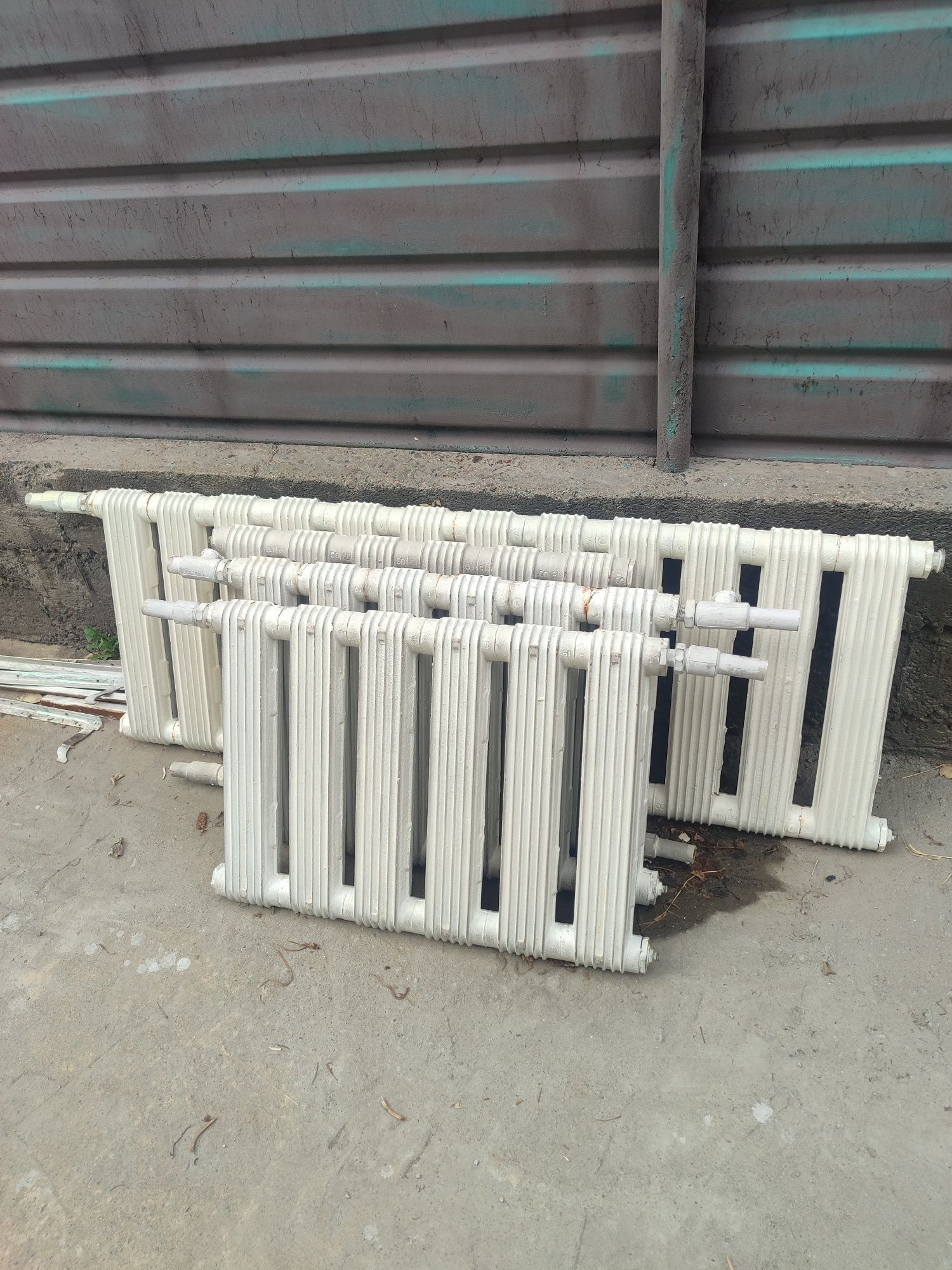 Продам Б/у чугуные батарея