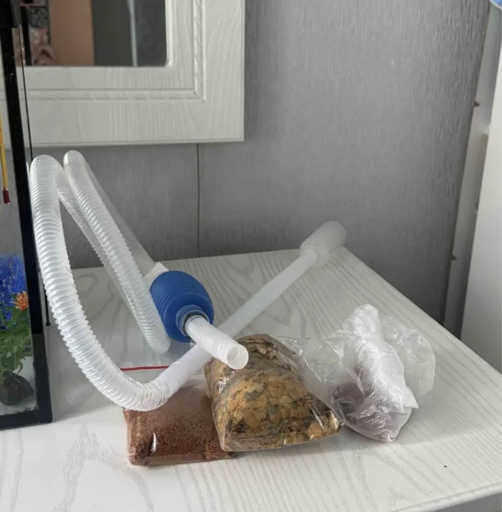 Продам аквариум с игрушками