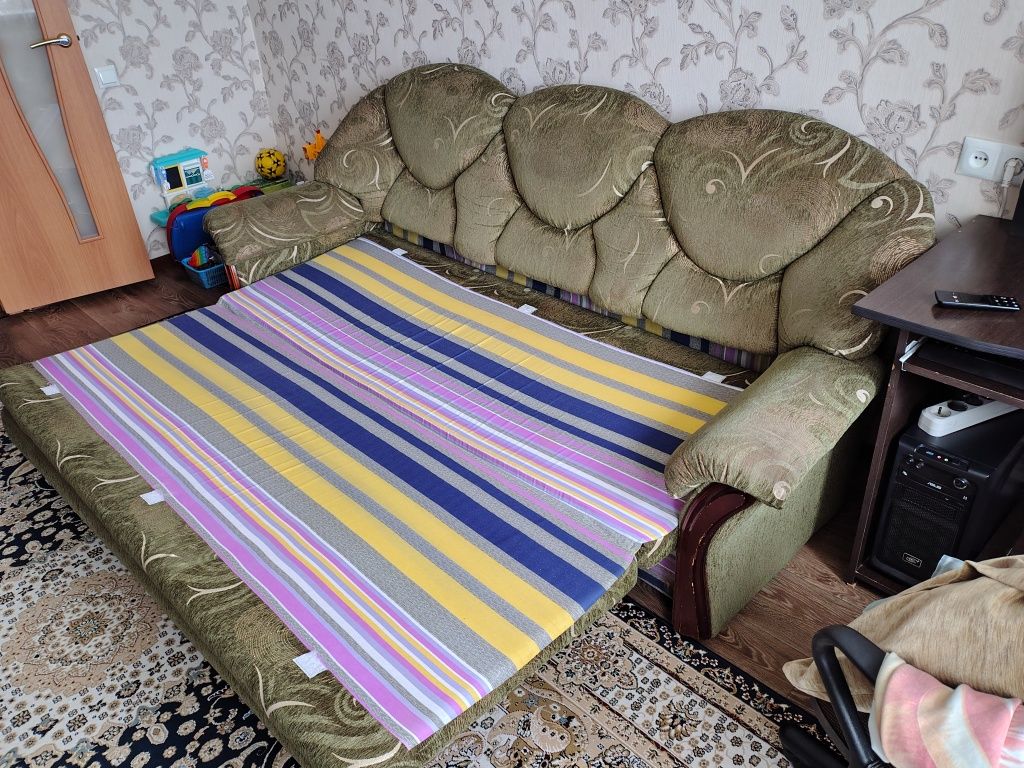 Продам диван в удовлетворительном состоянии.