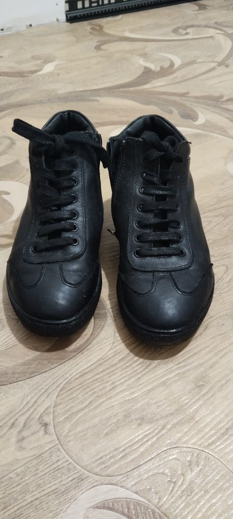 Продам  Детскии  ботинки