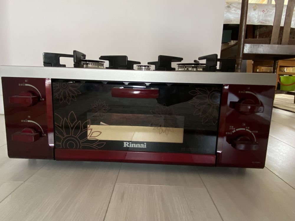 Продам компактную газовую плиту с минидуховкой . Южная Корея