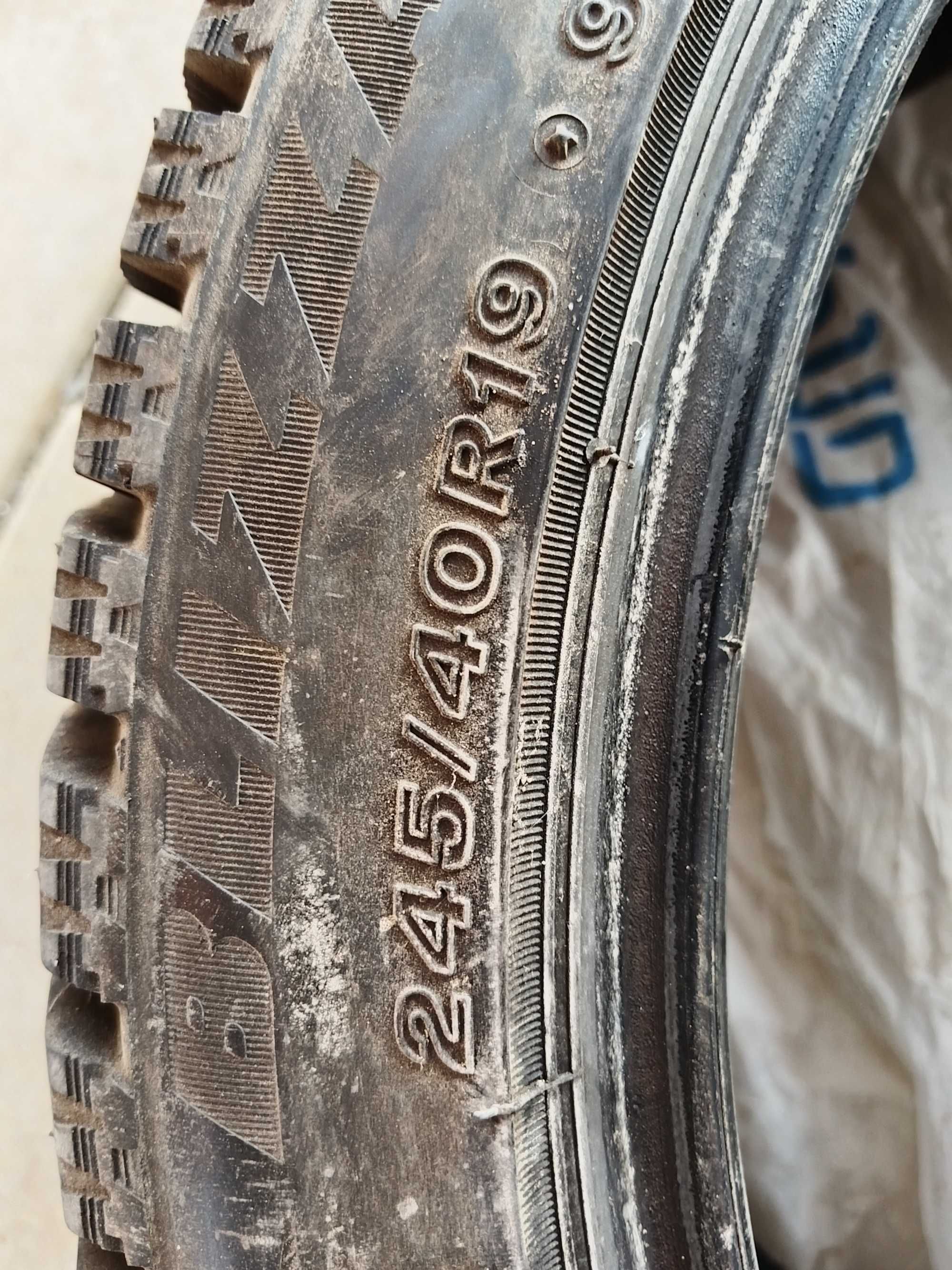 Продам шипованные шины 245/40/19