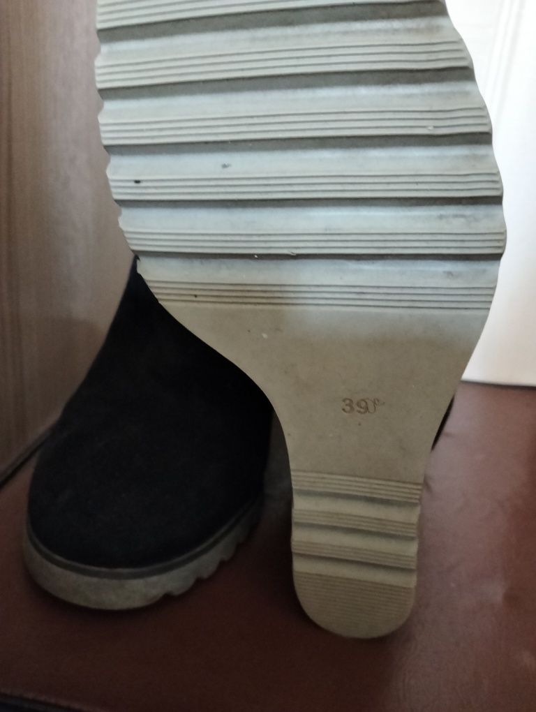 Продам женскую обувь .