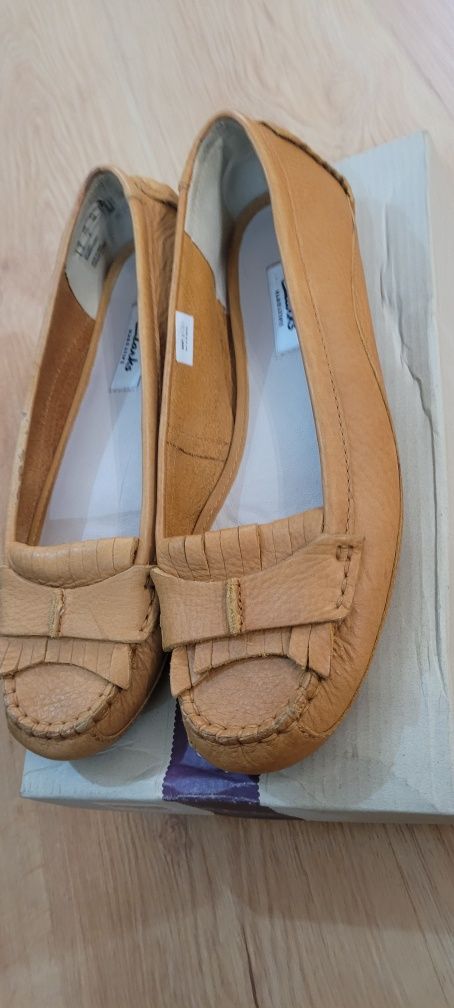 Продам новые туфли Clark's