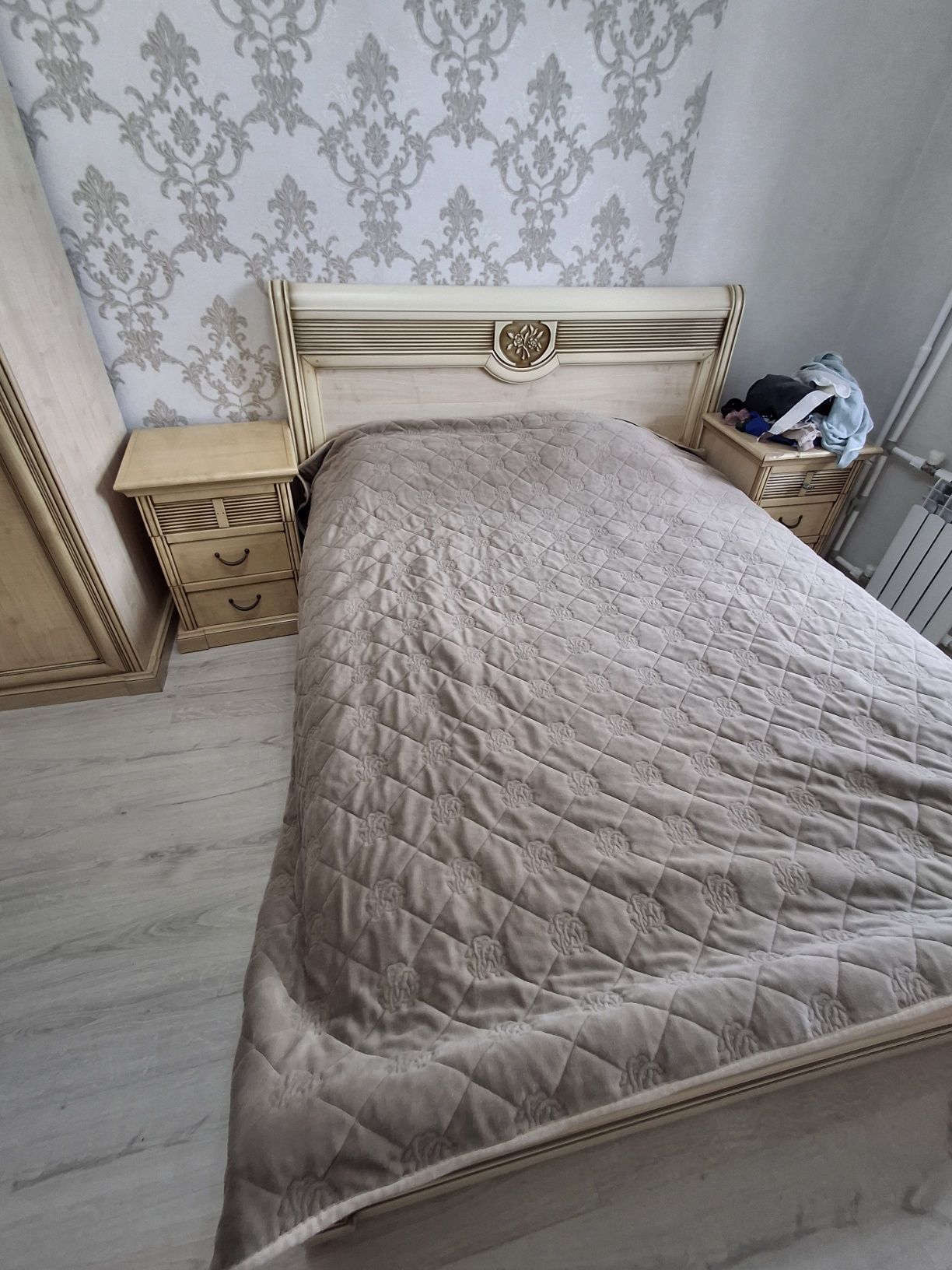 Продам шкаф, кровать, комот тумбы