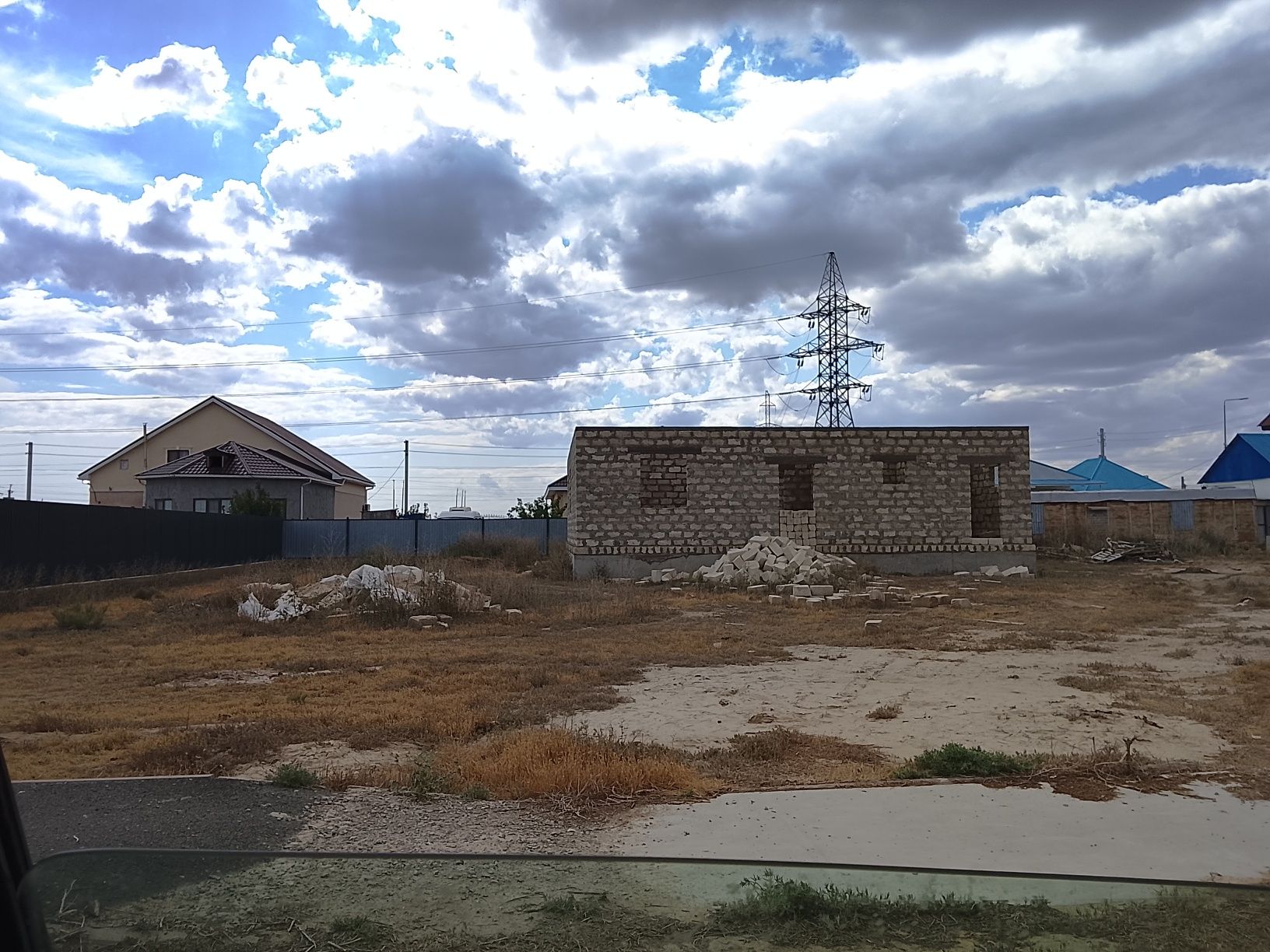 Продам дом недостроенный без крыши