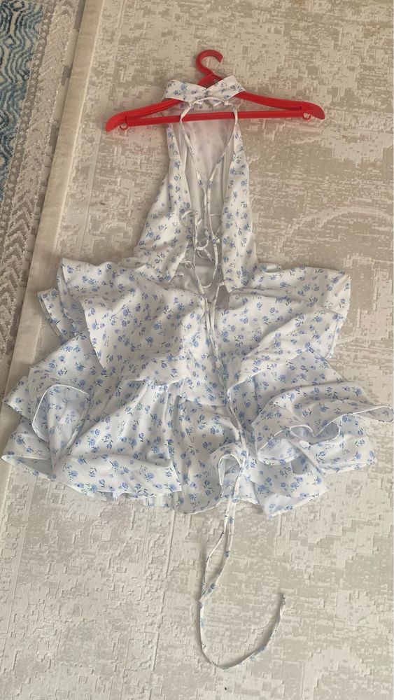 Платье с завязками на спине