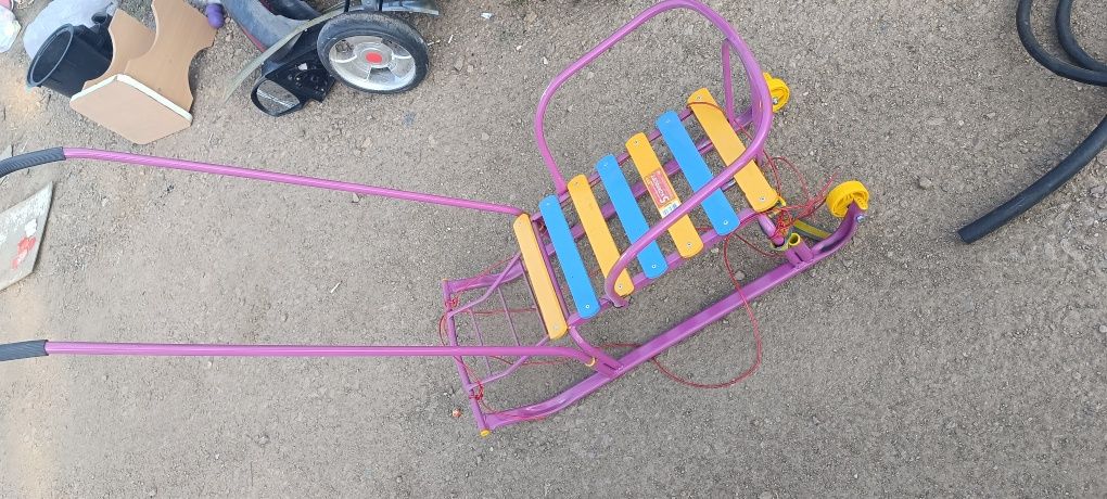 Продам санки с колёсиками в хорошем состояние .