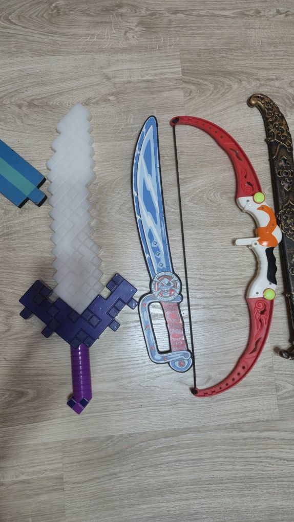 Игрушечные мечи, топоры, ножи, щит