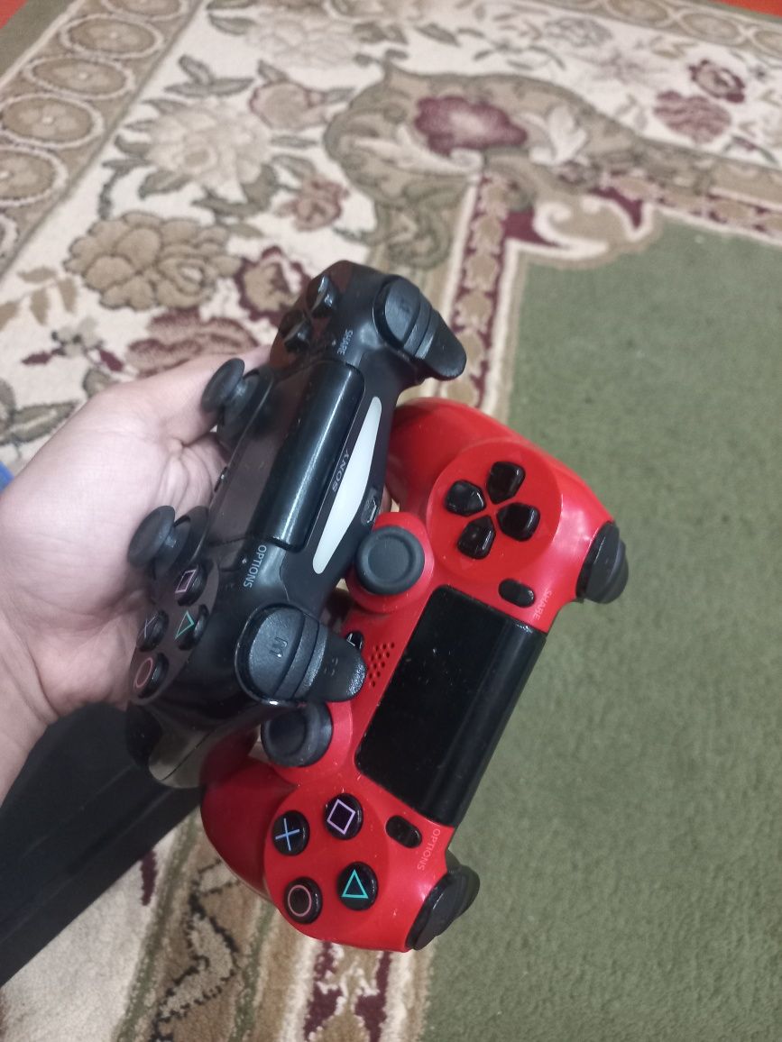 Пс 4 работает отлично в комплект игры и джостики
