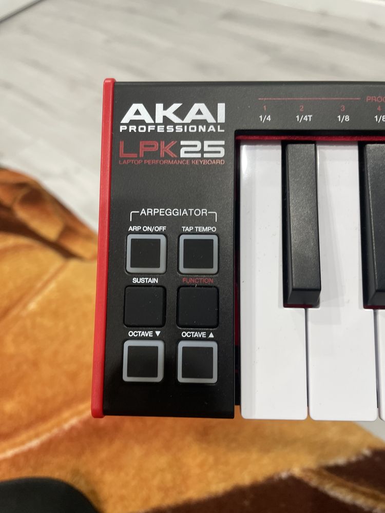 Akai lpk25 sintezator