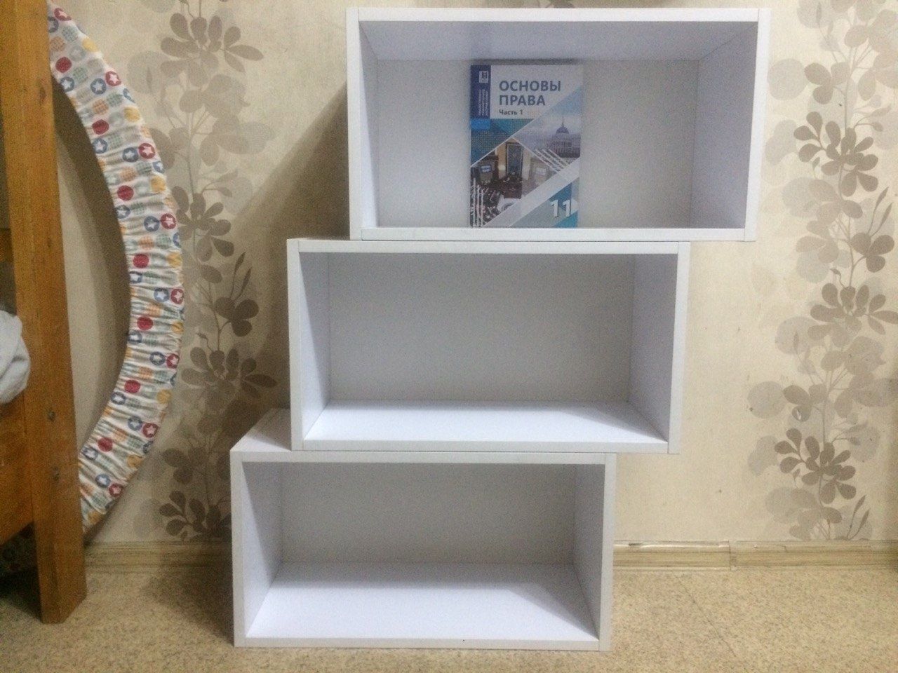 Полки настенные из ламината.