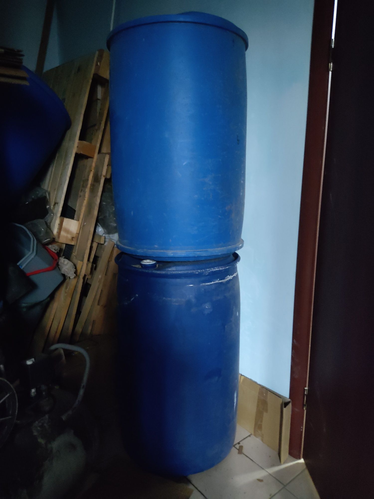 Продам пластиковую бочку 200л