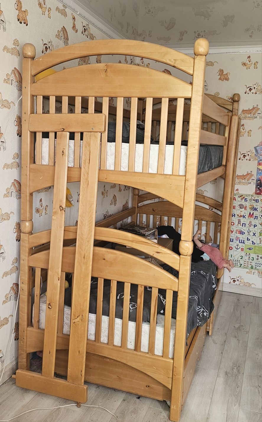 Кровать 2ярус. из натурального дерева,, можно разделить на 2  кровати