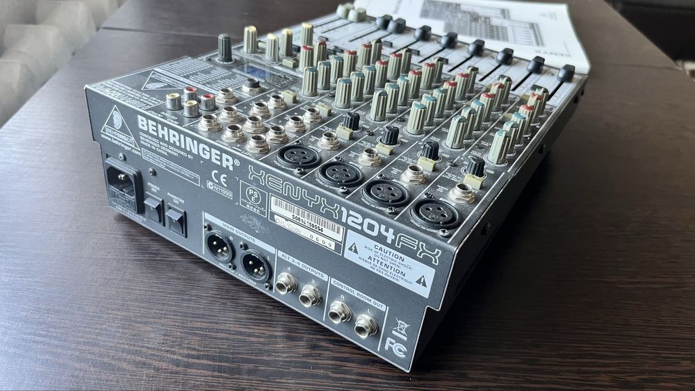 Продам микшерный пульт Behringer