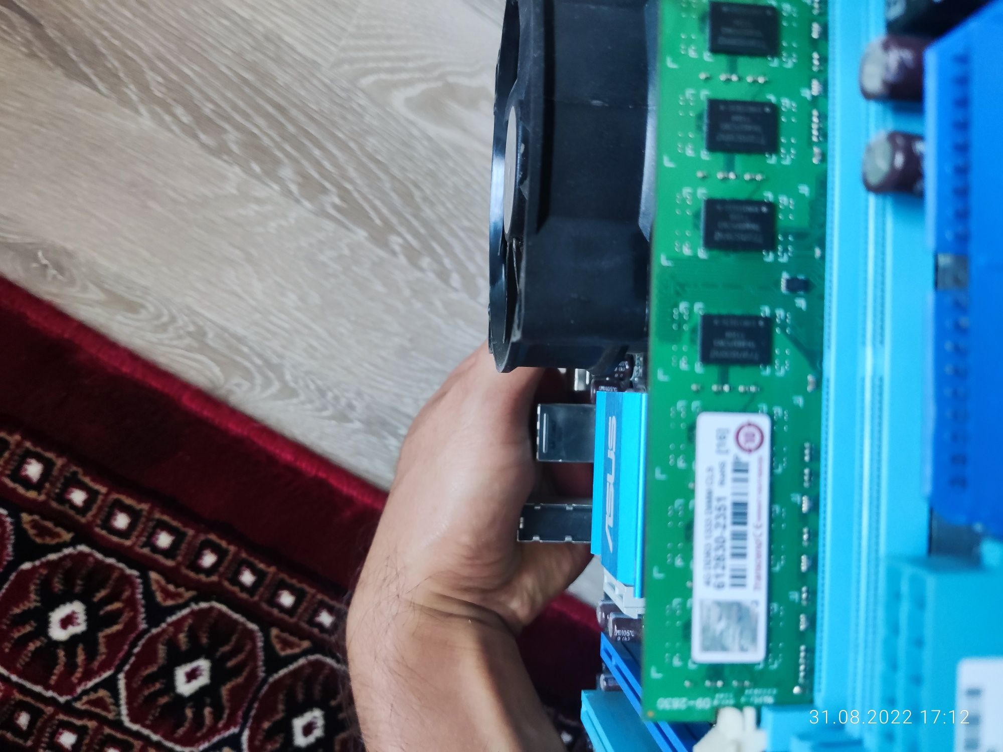Системная материнская плата Asus с процессором и ОЗУ.