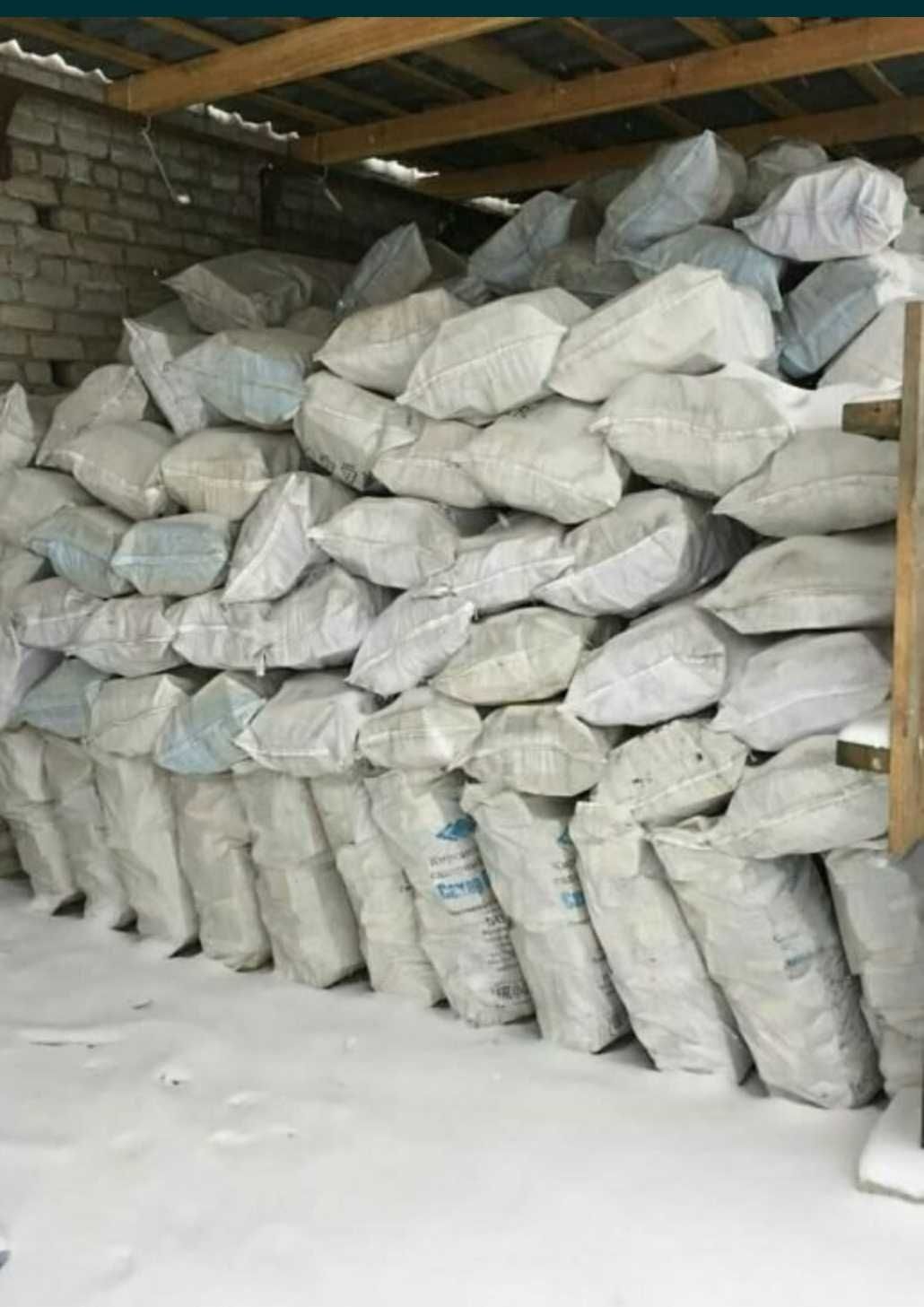 Дрова колотые в мешках