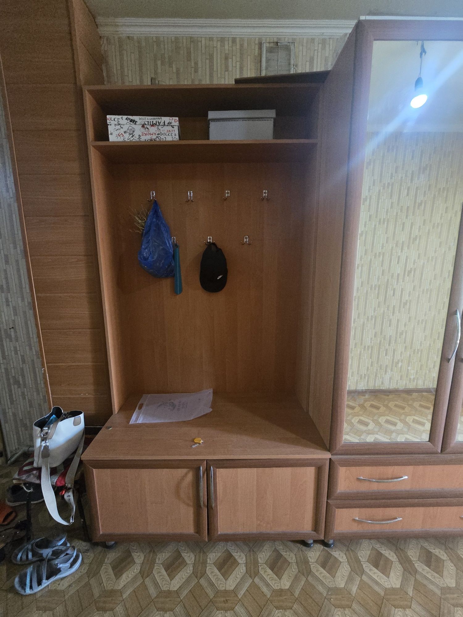 Прихожий с шкафом