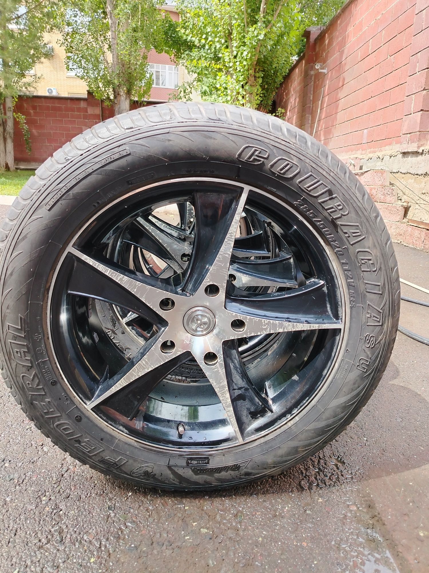 Продам летние шины с дисками 285/50 R20 состояние  небитые некрашые,