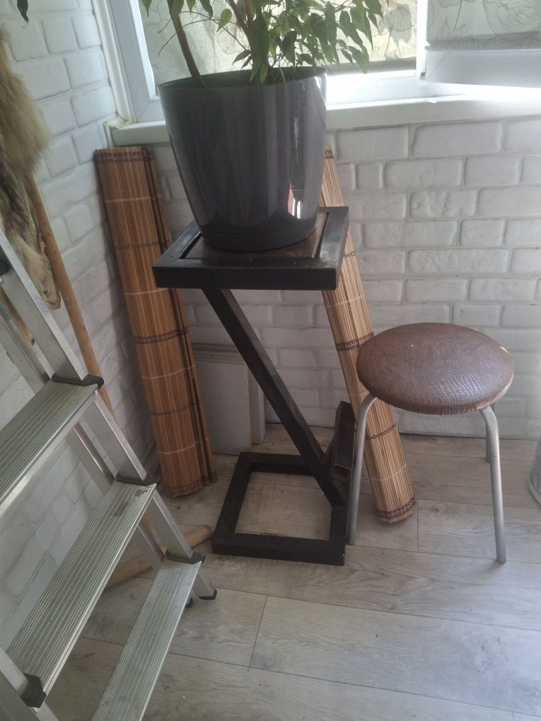 Продаётся  2  барных стула срочно