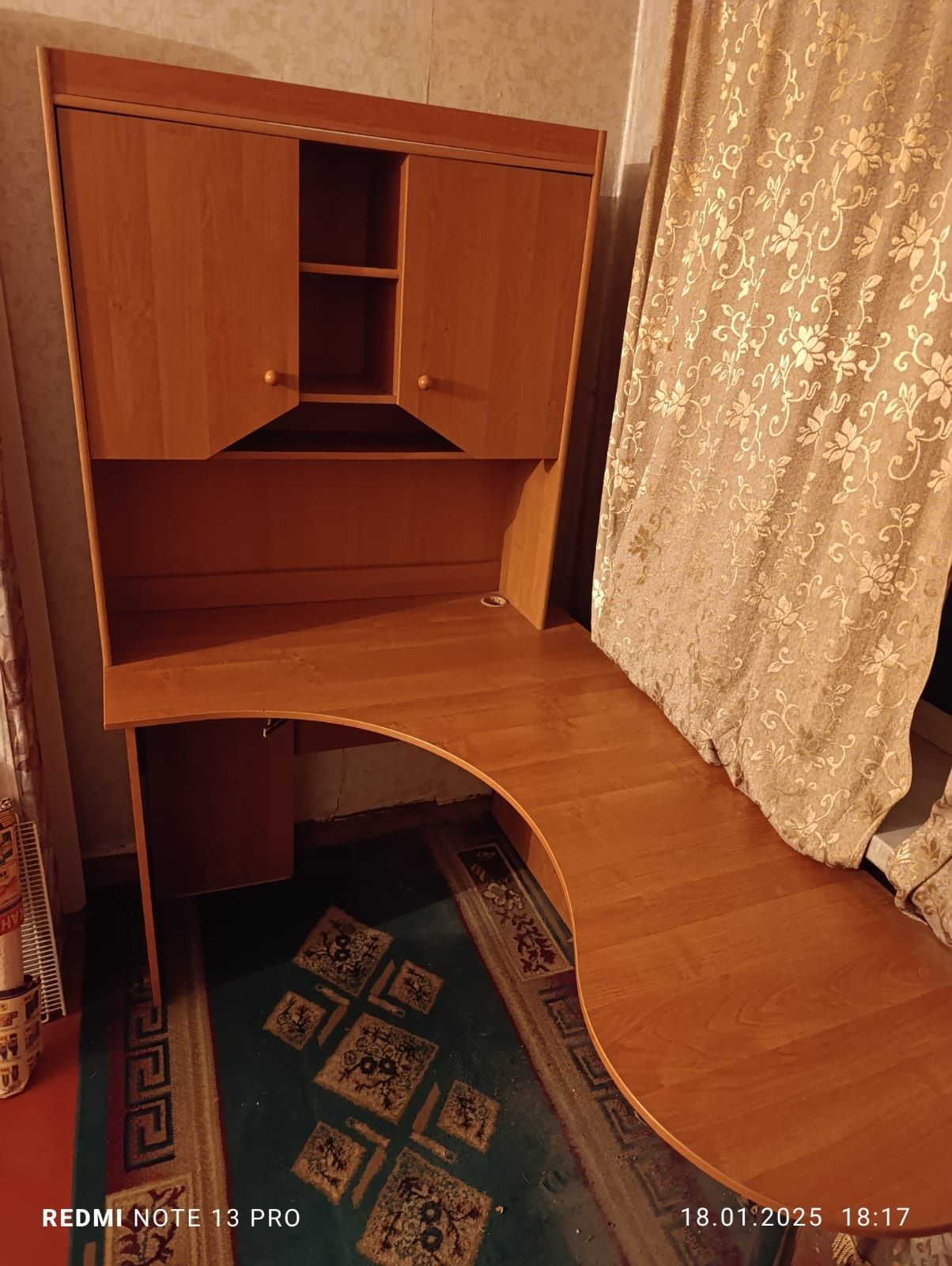 Срочно продам компьютерный стол в хорошем состоянии.
