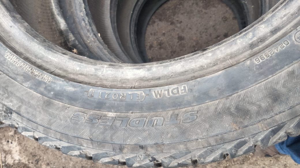 Продам зимние шины Yokohama 215/55/17