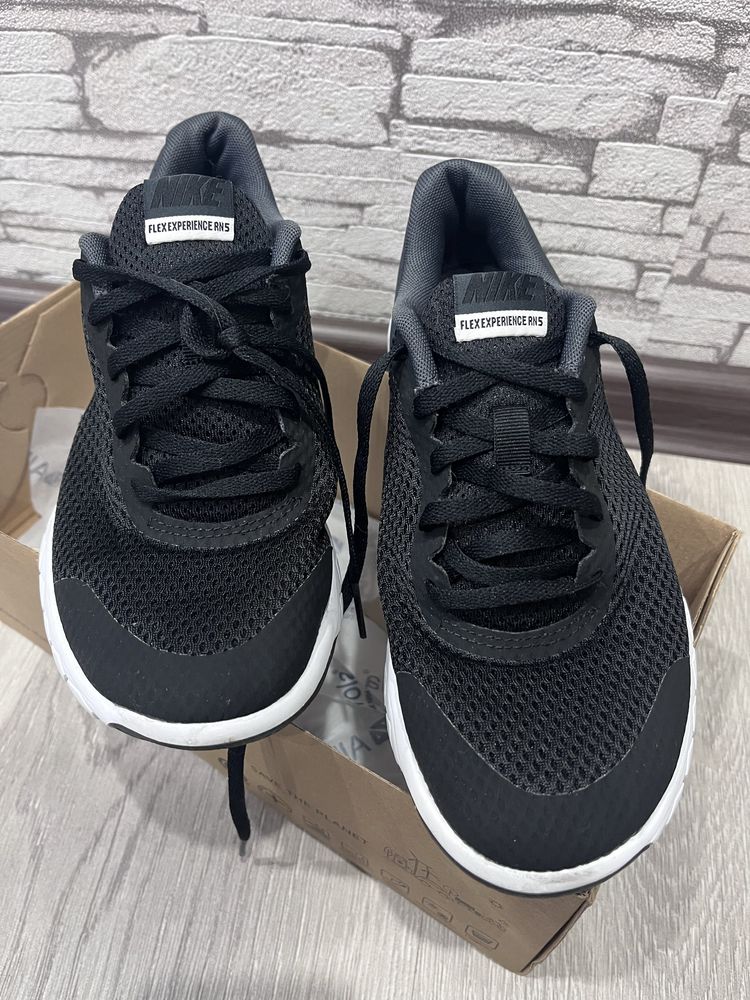 Кроссовки женские Nike р-р 37.5 (маломерят)