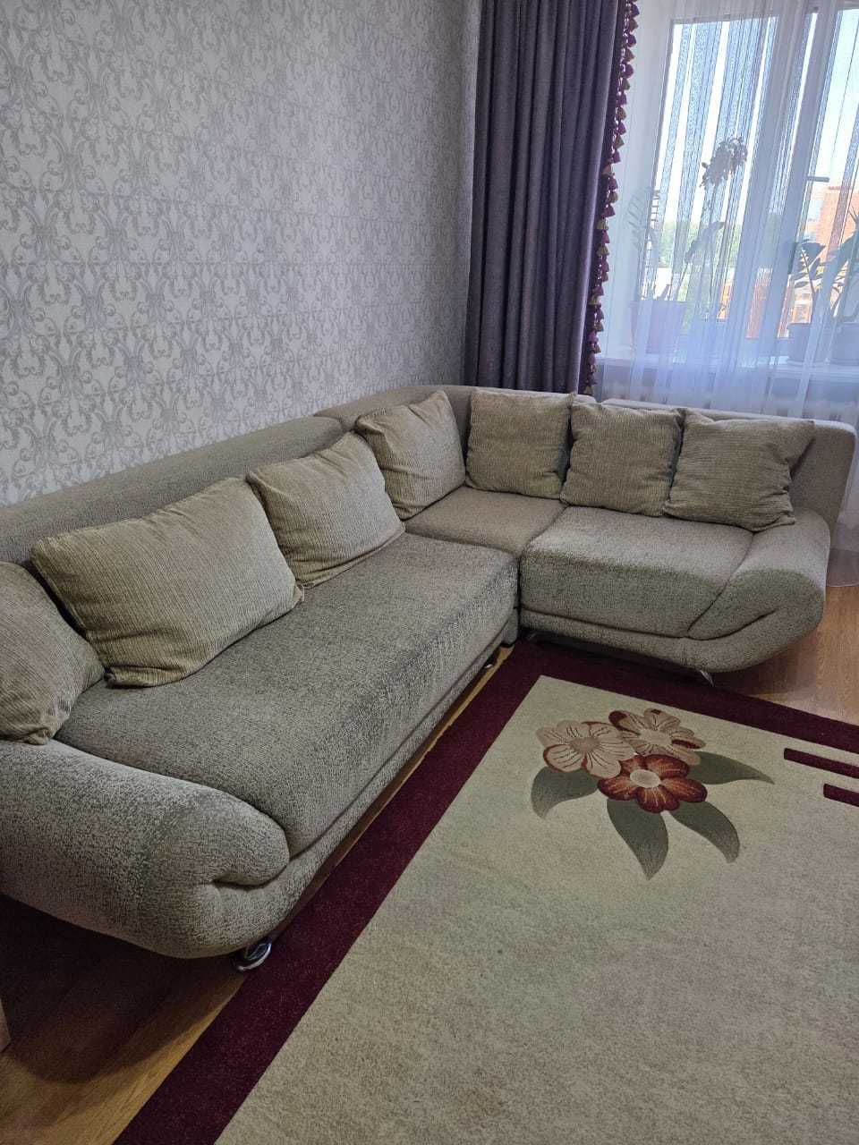 Угловой диван и кресло
