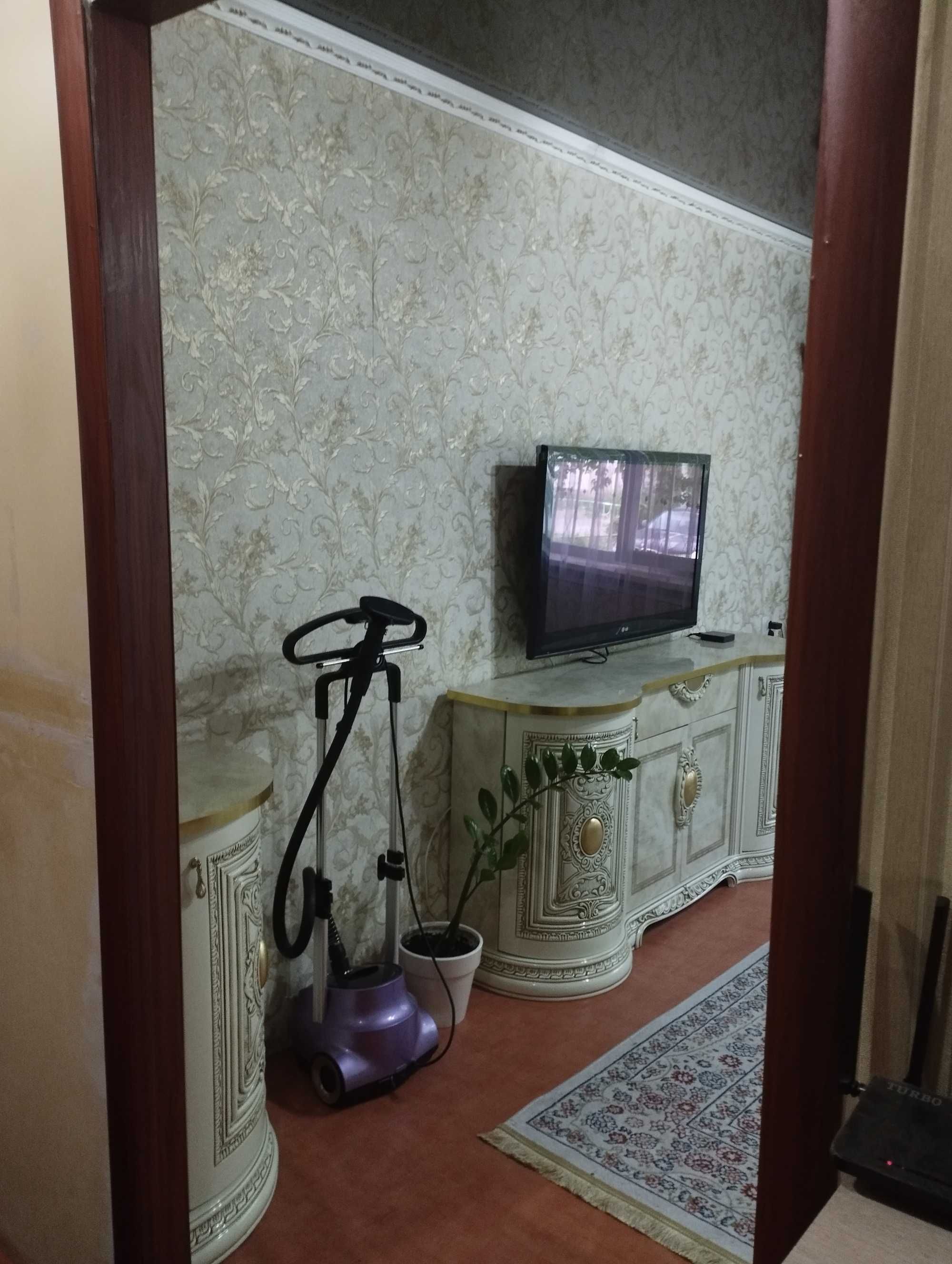 Продам 3 комнатную улучшенную в ЦЕНТРЕ.