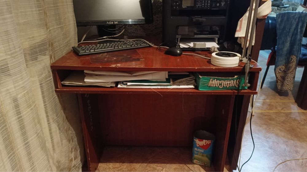 Продам прихожую, кухонный гарнитур, столы, диван, шифоньер