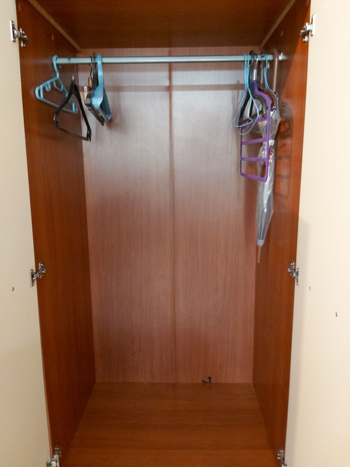 Продаю шкаф,тумбочку и зеркало для прихожей