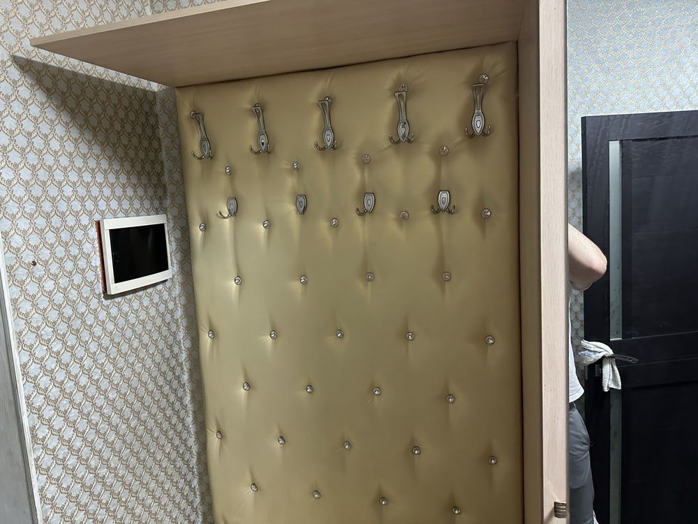 Шкаф для прихожкий в хорошем состояний