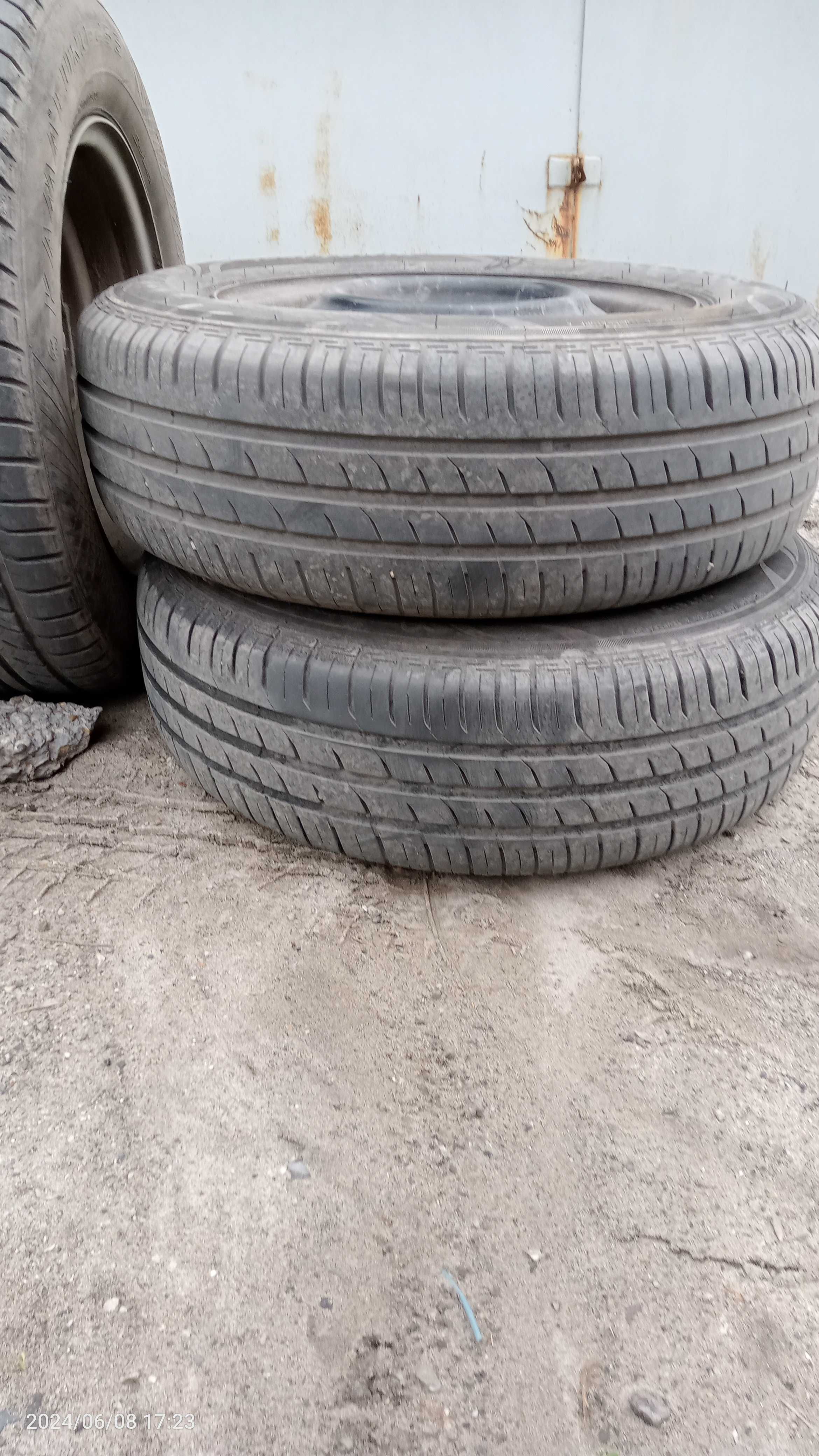 Продам комплект летней резины на дисках R14 4/100, состояние отличное.