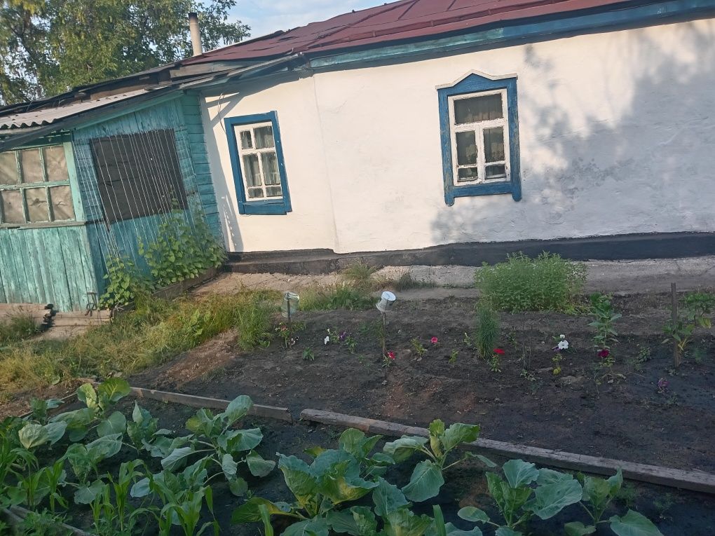 Продам дом на 2 хозяина вход  ограда отдельно.