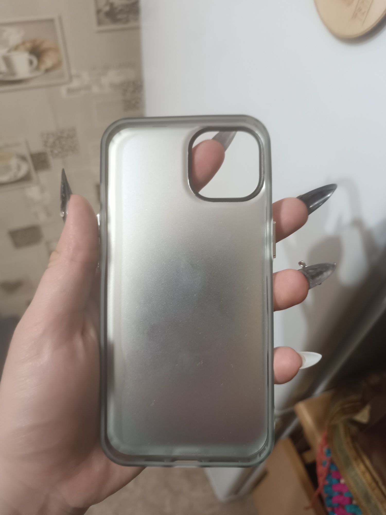 Продам чехлы на iPhone 13
